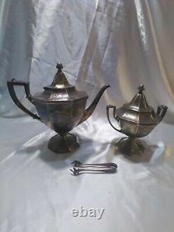 Rodgers Brothers silver plate Heraldic Tea pot & sugar bowl. Circa 1916